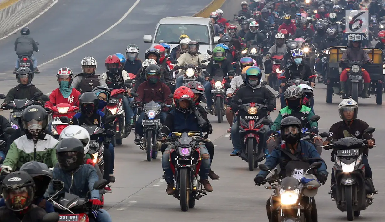 Sejumlah pemudik bersepeda motor melintasi Jalur Pantura Indramayu - Cirebon, Jawa Barat, Jumat (23/6). Iring-iringan pemudik bersepeda motor di sepanjang jalur pantura Indramayu - Cirebon mengular pada H-2 Lebaran (Liputan6.com/Johan Tallo)