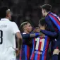 Para pemain Barcelona merayakan gol bunuh diri bek Real Madrid, Eder Militao pada leg pertama semifinal Copa Del Rey 2022/2023< Jumat (3/3/2023) dni hari WIB. (AP Photo/Manu Fernandez)