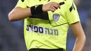 Wasit Sapir Berman memimpin pertandingan Liga Premier Israel antara Hapoel Haifa vs Beitar Jerusalem di kota Haifa, Senin (3/5/2021). Wasit sepak bola transgender pertama Israel turun ke lapangan untuk pertama kalinya sejak tampil di depan umum sebagai seorang wanita pekan lalu. (JACK GUEZ / AFP)