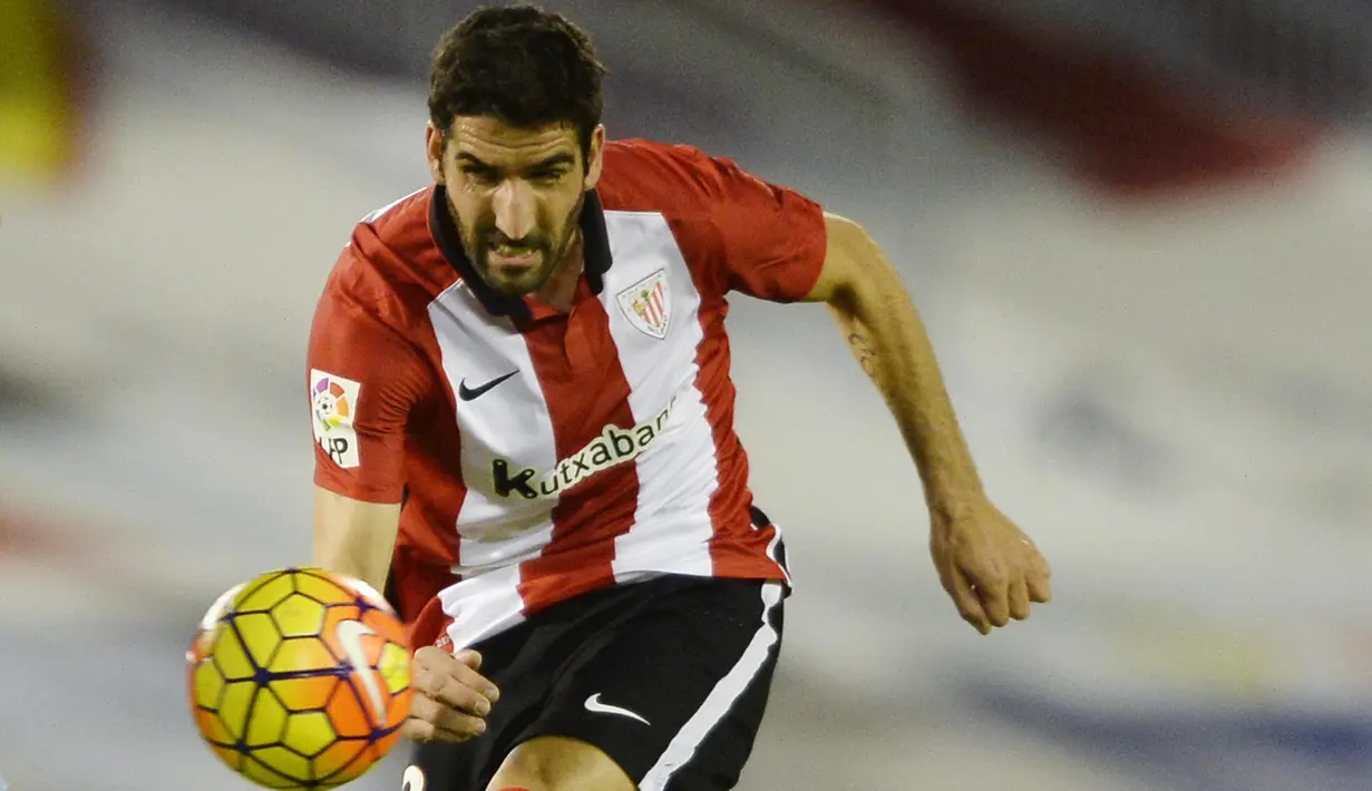 Raul Garcia membawa Athletic Bilbao mengalahkan Sevilla 2-1 dengan satu golnya pada perempat final Liga Europa di Stadion Ramon Sanchez Pizjuan, (14/4/2016). (AFP/Miguel Riopa)