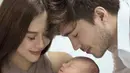 Aura Kasih bersama suami dan anaknya (Instagram/aurakasih)