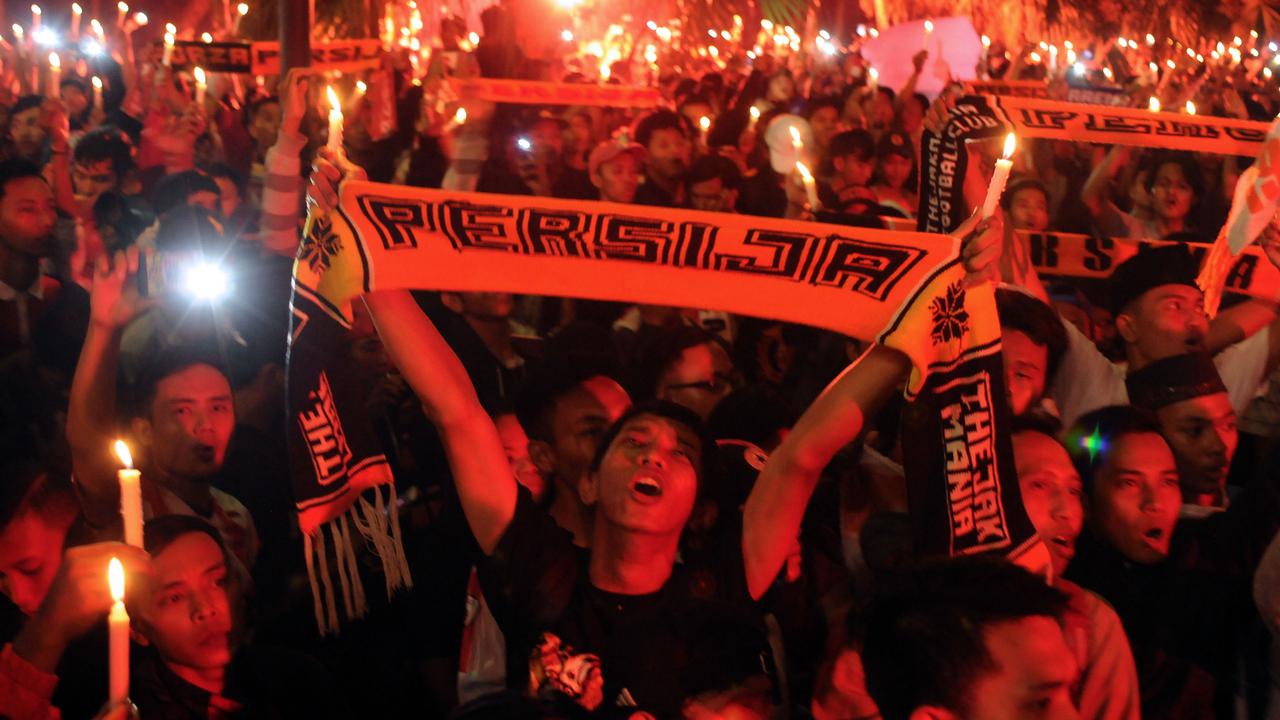 20160516- Kenang Fahreza, Ribuan Suporter Persija Nyalakan Lilin-Jakarta- Helmi Fithriansyah