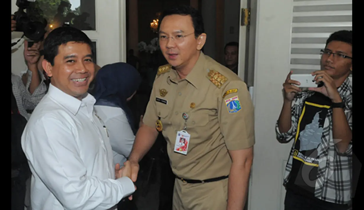 Menpan-RB Yuddy Chrisnandi (kiri) berjabat tangan dengan Gubernur DKI Jakarta Basuki Tjahaja Purnama, Jakarta, Selasa (3/2/2015). Pertemuan membahas sistem penggajian PNS terkait tunjangan kinerja daerah (TKD). (Liputan6.com/Herman Zakharia)