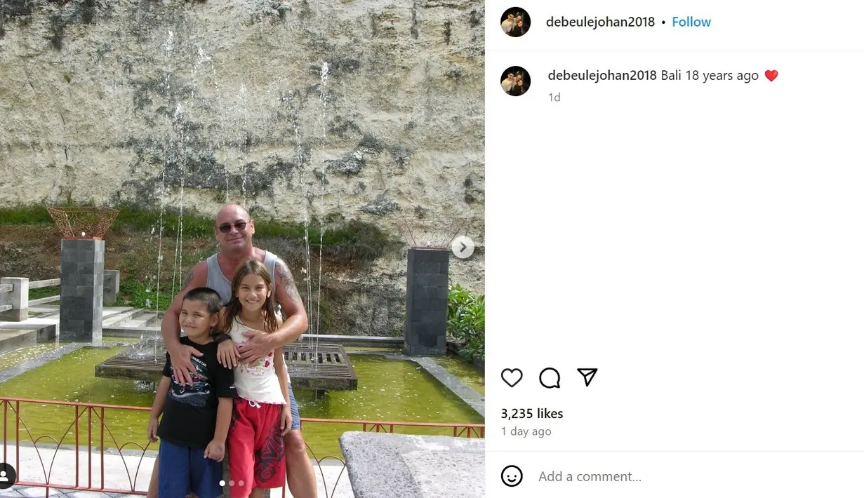 Potret Irish Bella dan adiknya, Sean waktu kecil, bersama ayah mereka, Johan De Beule. (Instagram @debeulejohan2018)