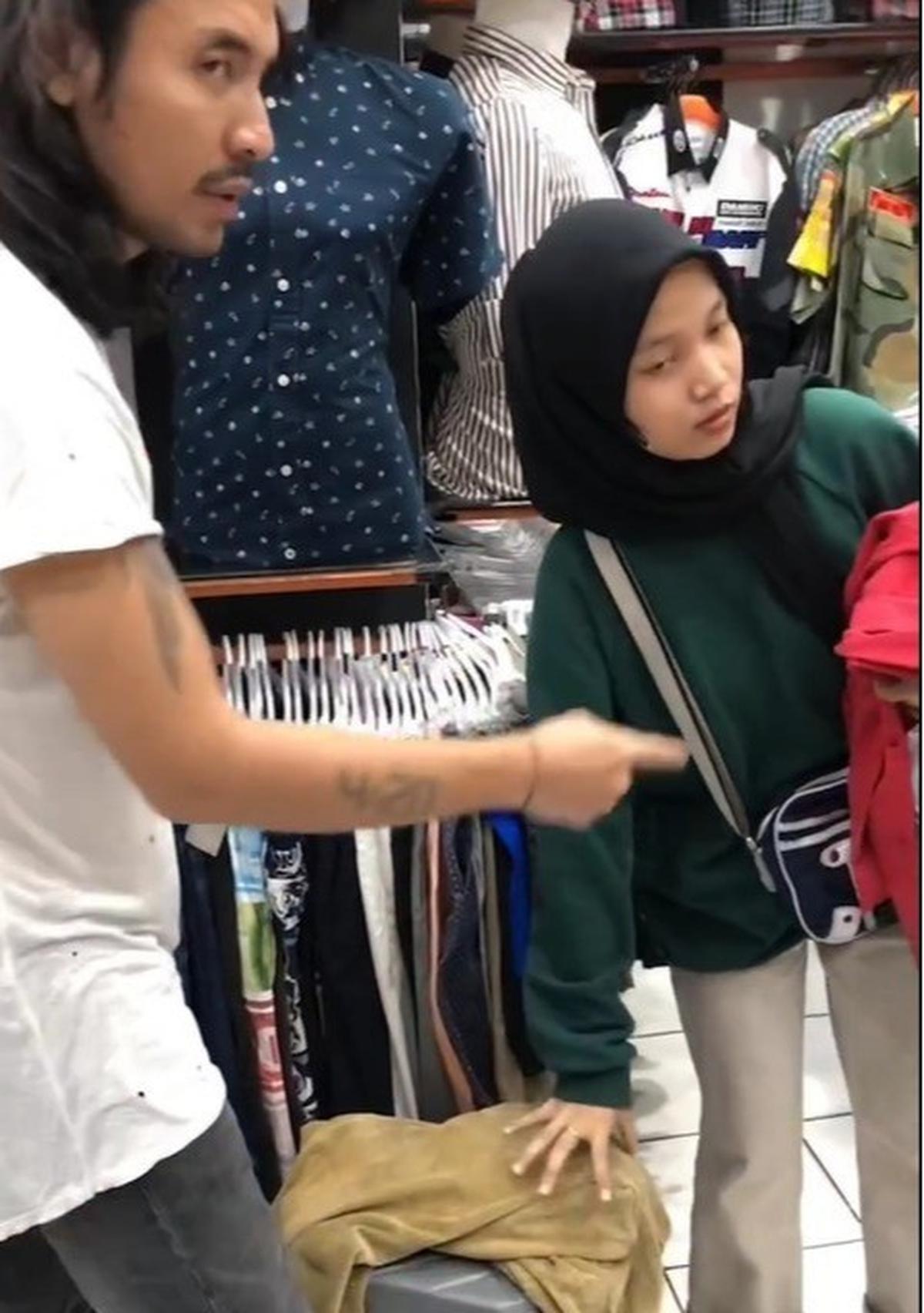 Potret Ello Vokalis Band Dewa 19 Thrifting di Pasar Baru Pakai Kaos Oblong Bolong-Bolong, Tetap Ganteng Meski Tampil Lusuh