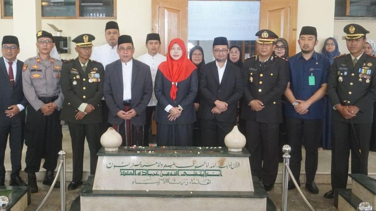 Pemkab Bekasi Peringati Hari Pahlawan dengan Tabur Bunga di Makam KH Noer Alie: Teladani Semangat Juang Ulama Pejuang