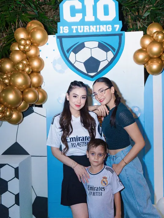 Menyesuaikan tema, Celine tampil bergaya sporty mengenakan jersey Real Madrid warna putih. Jerseynya kemudian dipadukan dengan mini skirt warna hitam. [@violenziajean].