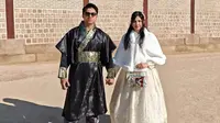5 Potret Mikha Tambayong dan Deva Mahenra Pakai Hanbok saat Liburan ke Korea Selatan, Tampil Serasi