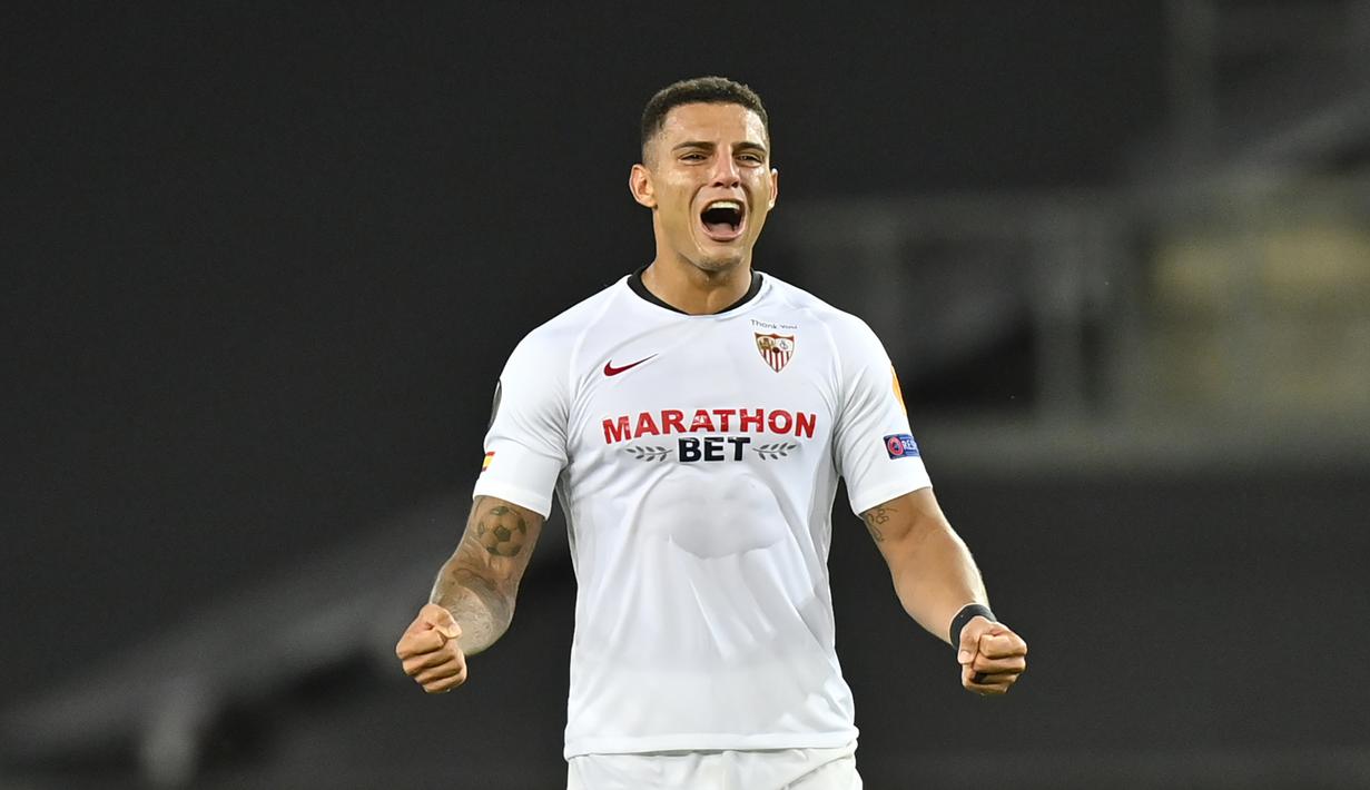 3. Diego Carlos - Ketangguhan Diego Carlos telah terbukti saat membawa Sevilla meraih gelar juara Liga Europa 2019/2020. Pemain asal Brasil ini memiliki kecepatan dan kekuatan yang menjadikannya sebagai bek terbaik yang dimiliki Sevilla saat ini. (AFP/Martin Meissner/pool)