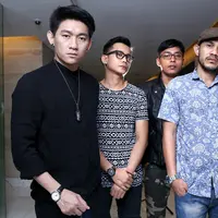 Ini merupakan kali pertama Seventeen mengcover lagu penyanyi lain. Seventeen juga menambahkan ada 2 versi untuk lagu dangdut cover ini. Versi pertama dengan nuasa pop rock Seventeen sedangkan versi kedua adalah versi pelan (Galih W. Satria/Bintang.com)