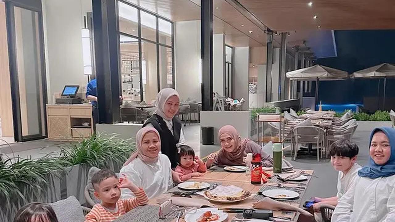 8 Potret Kompak Tiga Pengasuh Anak Raffi Ahmad di Berbagai Momen, Tampil Stylish Khas Keluarga Sultan Andara