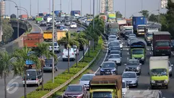 Kendaraan memadati jalan Tol Cawang Grogol di MT Haryono menuju Cikampek atau Jagorawi, Jakarta, (29/12). Mulai tanggal 30 Desember 2015 hingga 3 Januari pukul 24.00 WIB, semua truk angkutan barang dilarang masuk Tol Jakarta. (Liputan6.com/Yoppy Renato)