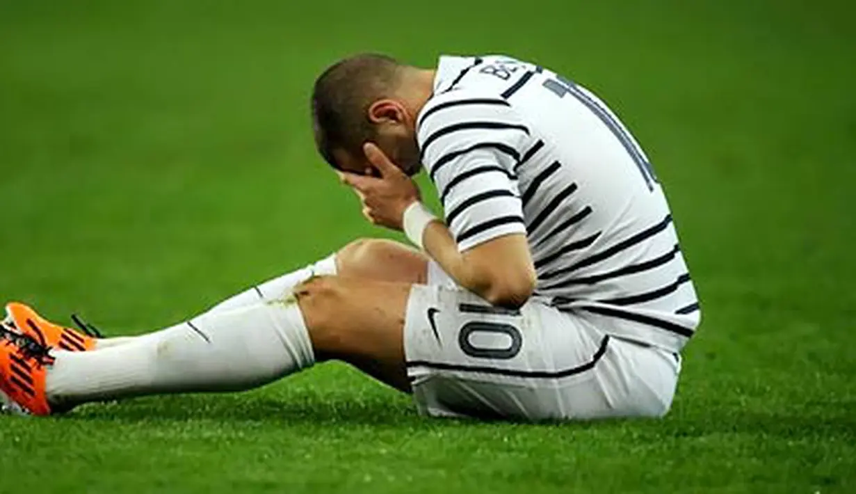 Reaksi dari striker Timnas Prancis Karim Benzema dalam pertandingan kualifikasi Euro 2012 melawan Kroasia di Stade de France, 29 Maret 2011. AFP PHOTO/FRANCK FIFE