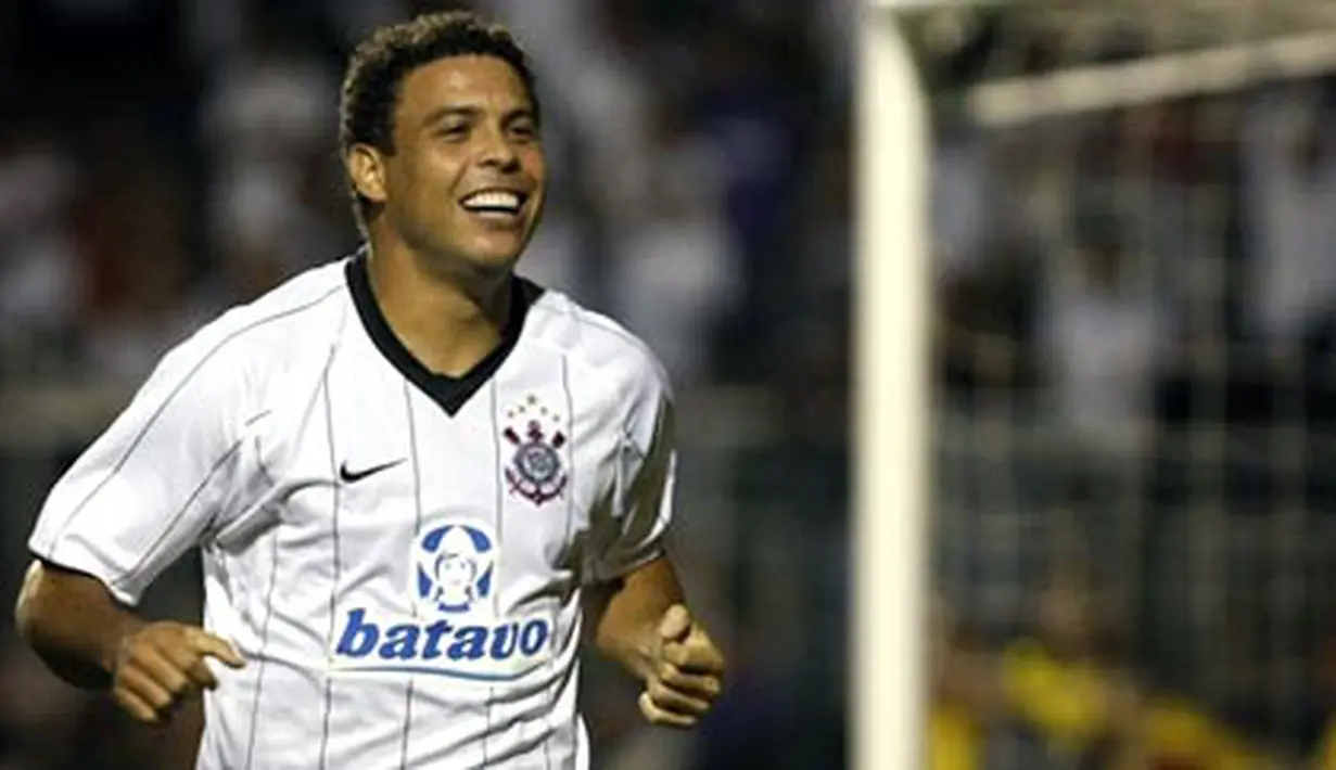 Brazilian Corinthians's striker Ronaldo celebrates after scoring against Ituano during their 2009 Paulista Championship match, at Pacaembu Stadium, in Sao Paulo, on March 31, 2009. AFP PHOTO/Mauricio LIMA