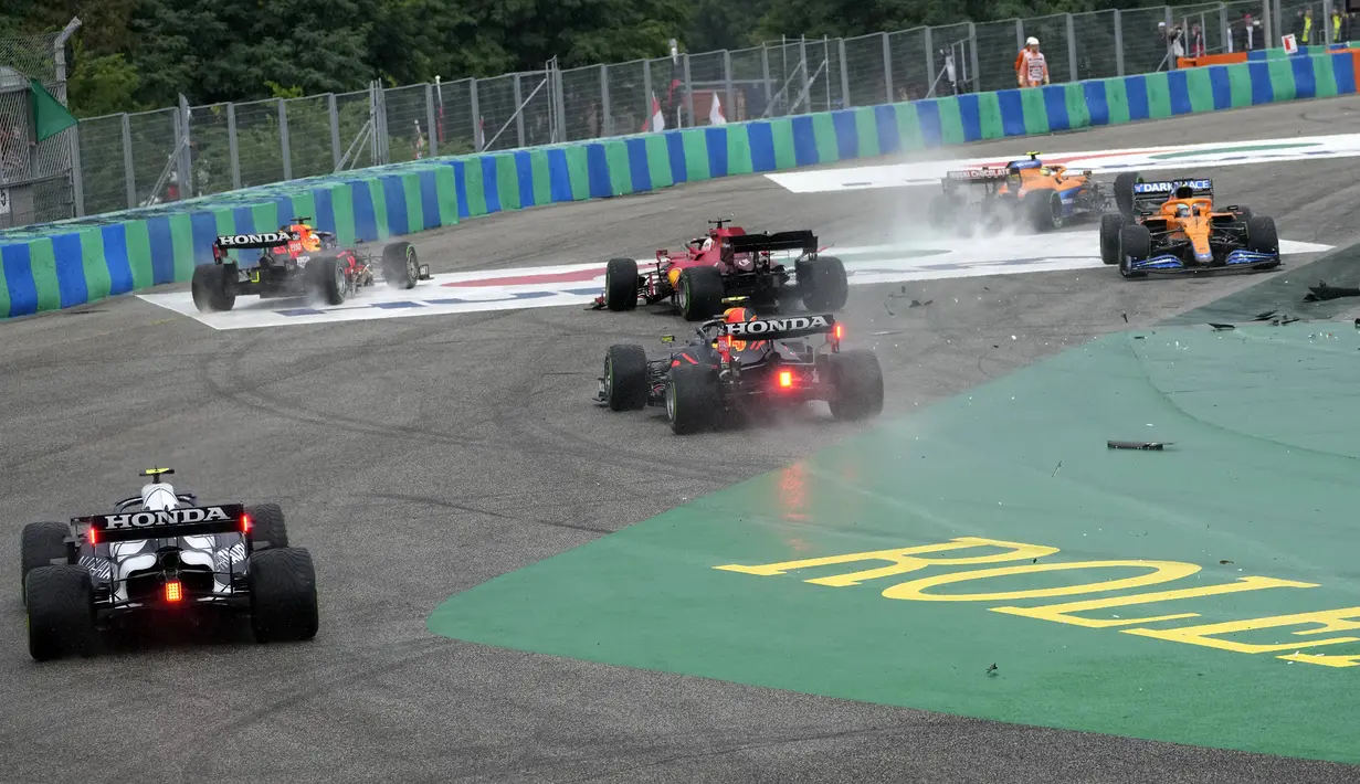 Insiden tersebut membuat kecelakaan beruntun dan memaksa bendera merah dikibarkan. Total ada enam pebalap yang akhirnya terseret dalam kecelakaan tersebut dan memaksa mereka harus berhenti dari balapan yaitu Bottas, Leclerc, Perez, Norris, Mazepin, dan Stroll. (Foto: AP/Darko Bandic)