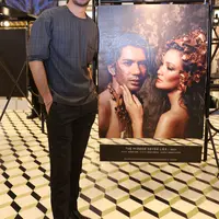 Acara '10 Years Personal Journey of Reza Rahadian' menghadirkan pameran foto dengan menampilkan fashion photography yang terinspirasi dari kostum dan setting 10 film Reza Rahadian sejak awal karirnya. (Galih W. Satria/Bintang.com)