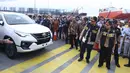 Menkue Sri Mulyani dan Menperin Airlangga Hartarto saat meluncurkan simplifikasi prosedur ekspor mobil utuh (completely build up/CBU) di Pelabuhan Tanjung Priok, Jakarta, Selasa (12/2). (Liputan6.com/Angga Yuniar)