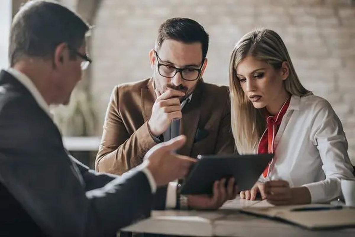 Ciri-Ciri Orang dengan Otak Cerdas Meski Berpenampilan Sederhana