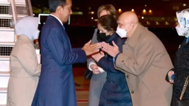 Gaya Iriana Jokowi saat Tiba di Brussels, Tetap Trendi di Cuaca Dingin