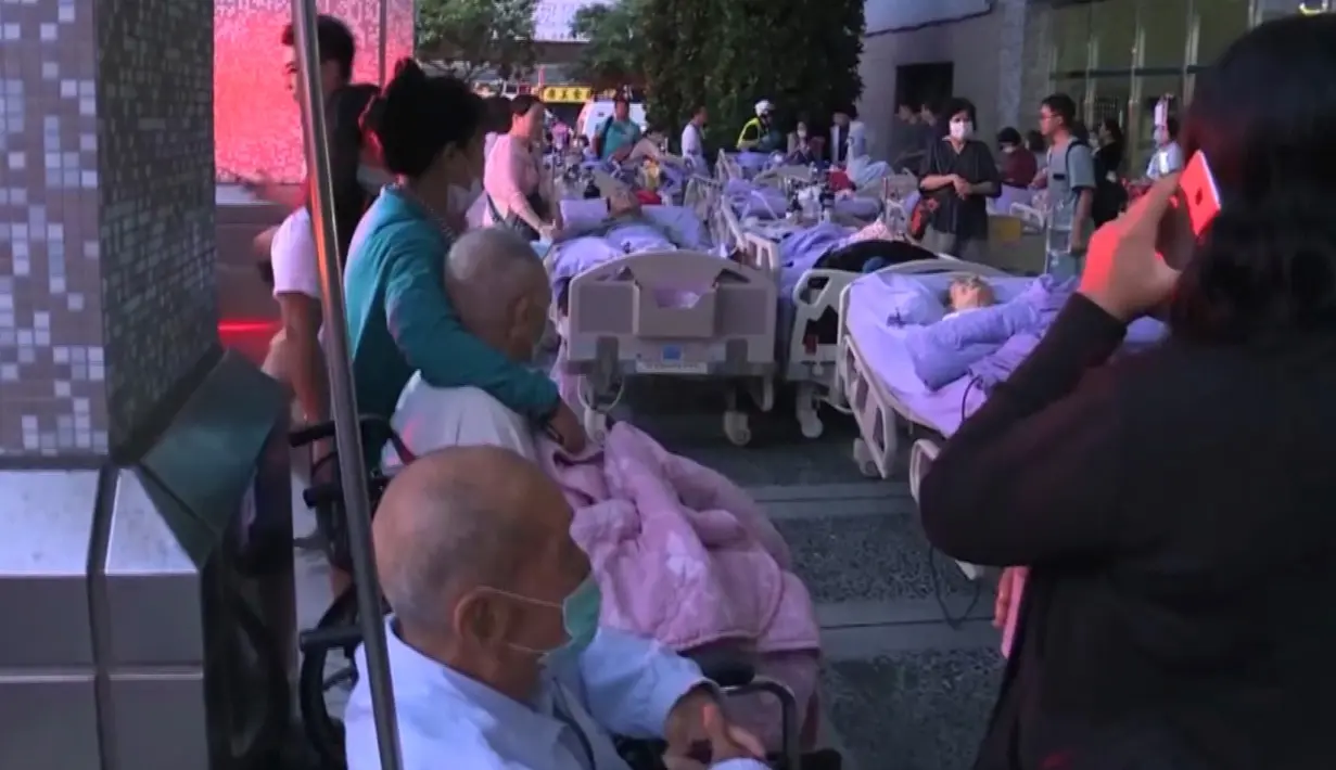 Dalam potongan gambar dari sebuah video, para pasien menjalani perawatan di luar rumah sakit setelah insiden kebakaran di ibu kota Taiwan, Taipei, Senin (13/8). Penyebab kebakaran hingga kini masih diselidiki pihak kepolisian. (EBC via AP)