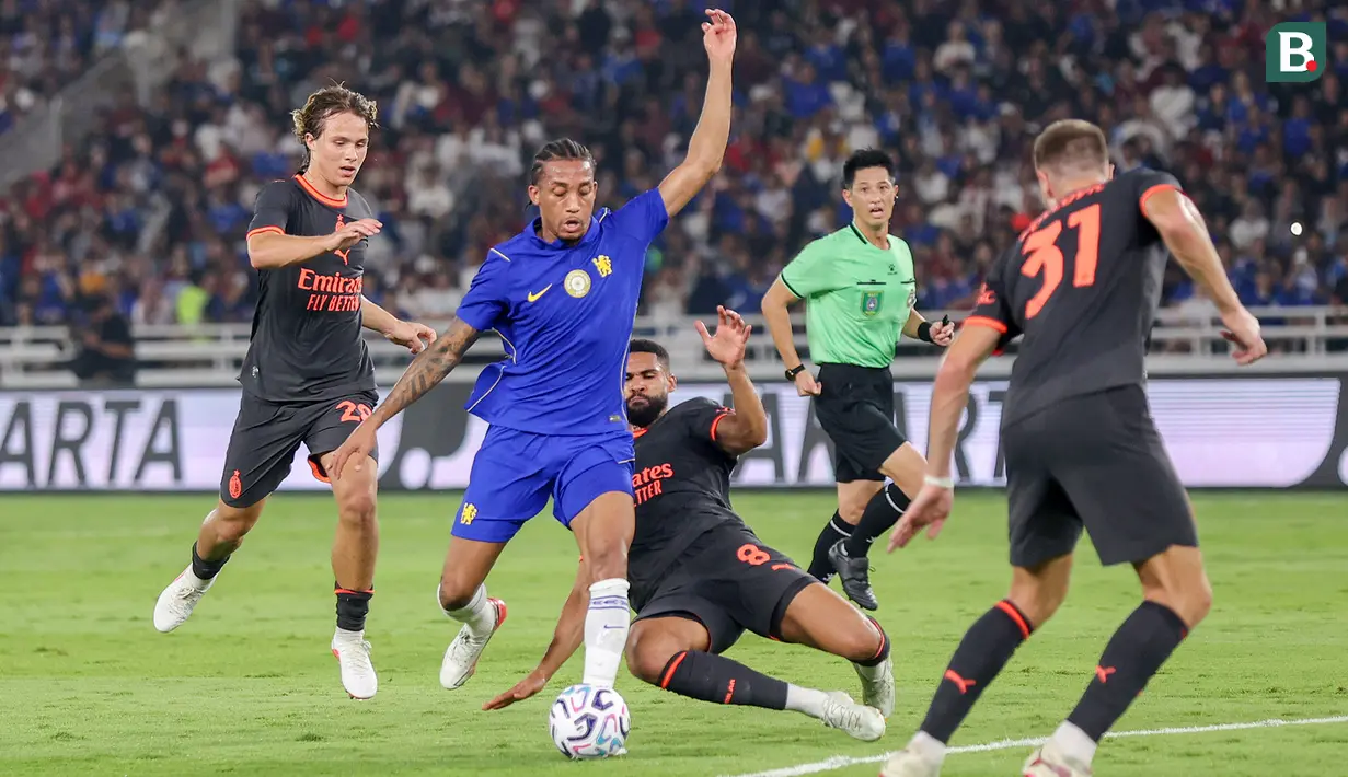 Pemain Chelsea, Joao Pedro (tengah), berusaha melewati kepungan pemain AC Milan dalam laga pramusim di Stadion Utama Gelora Bung Karno (SUGBK), Jakarta, Sabtu (8/8/2026). Joao Pedro beberapa kali merepotkan lini pertahanan AC Milan dan mencetak dua gol untuk membawa Chelsea meraih kemenangan 3-0 pada laga pramusim tersebut. (KapanLagi.com/Budy Santoso)