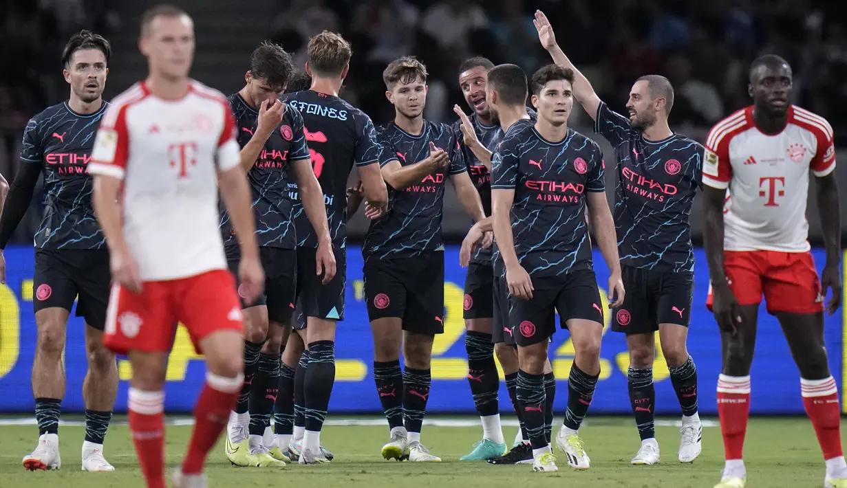 Selebrasi para pemain Manchester City setelah Jason McAtee (tengah) mencetak gol pertama ke gawang Bayern Munchen pada laga pramusim 2023/2024 bertajuk Audi Football Summit di Stadion Nasional Tokyo, Jepang, Rabu (26/7/2023) malam WIB. (AP Photo/Shuji Kajiyama)