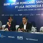 Sekjen PSSI, Ratu Tisha Destria (tengah), diapit manajerial interim PT Liga Indonesia Baru, Dirk Soplanit (kiri) dan Gusti Randa, usai RUPS PT LIB di Hotel Sultan, Senayan, Kamis (28/2/2019). (Bola.com/Benediktus Gerendo Pradigdo)