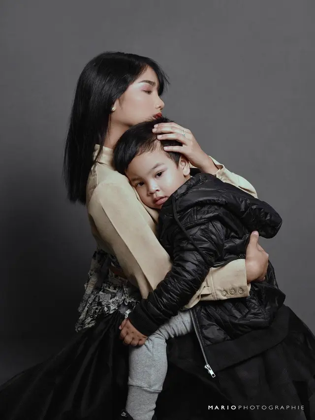 Pose elegan Fuji An dan Gala Sky di photoshoot terbaru (Foto: Instagram @fuji_an/@mariophotographie)