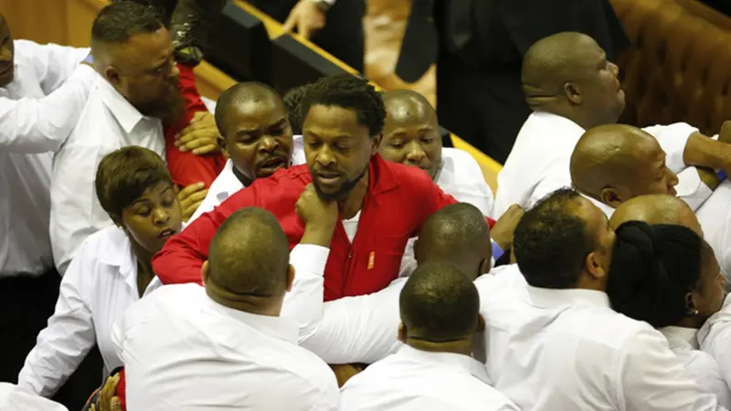 Adu jotos di parlemen Afrika Selatan memprotes Presiden Jacob Zuma. (Daily Mail)