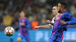 Penyerang Barcelona, Memphis Depay berduel memperebutkan bola dengan gelandang Dynamo Kiev, Mykola Shaparenko pada Matchday 4 Liga Champions di NSK Olimpiyskiy, Rabu (3/11/2021) dini hari WIB.  Barcelona menang tipis 1-0 saat bertamu ke markas Dynamo Kiev. (AP Photo/Efrem Lukatsky)