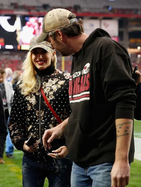 Pasangan kekasih Gwen dan Blake nampaknya sebentar lagi akan segera memiliki momongan. Belum diketahui kebenarannya, kabar ini muncul setelah Gwen mendatangi dokter kandungan bersama Blake. (AFP/Christian Petersen)