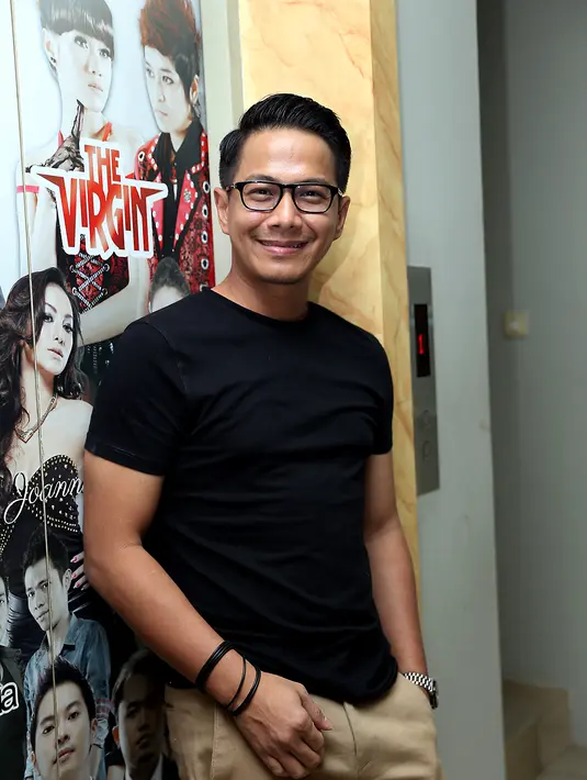 Penyanyi tampan ini pun mengakui jika dirinya tidak terbebani dengan keadaannya sekarang yang belum punya momongan. Ia pun menjawab dengan candaan jika ada teman atau kerabat yang menanyakan. (Andy Masela/Bintang.com)