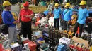 Petugas PLN Distribusi Jakarta Raya mengecek personel dan peralatan kerja di Pelataran lapangan Pacuan Kuda Pulomas, Jakarta, Rabu (27/4). (Liputan6.com/Gempur M Surya)