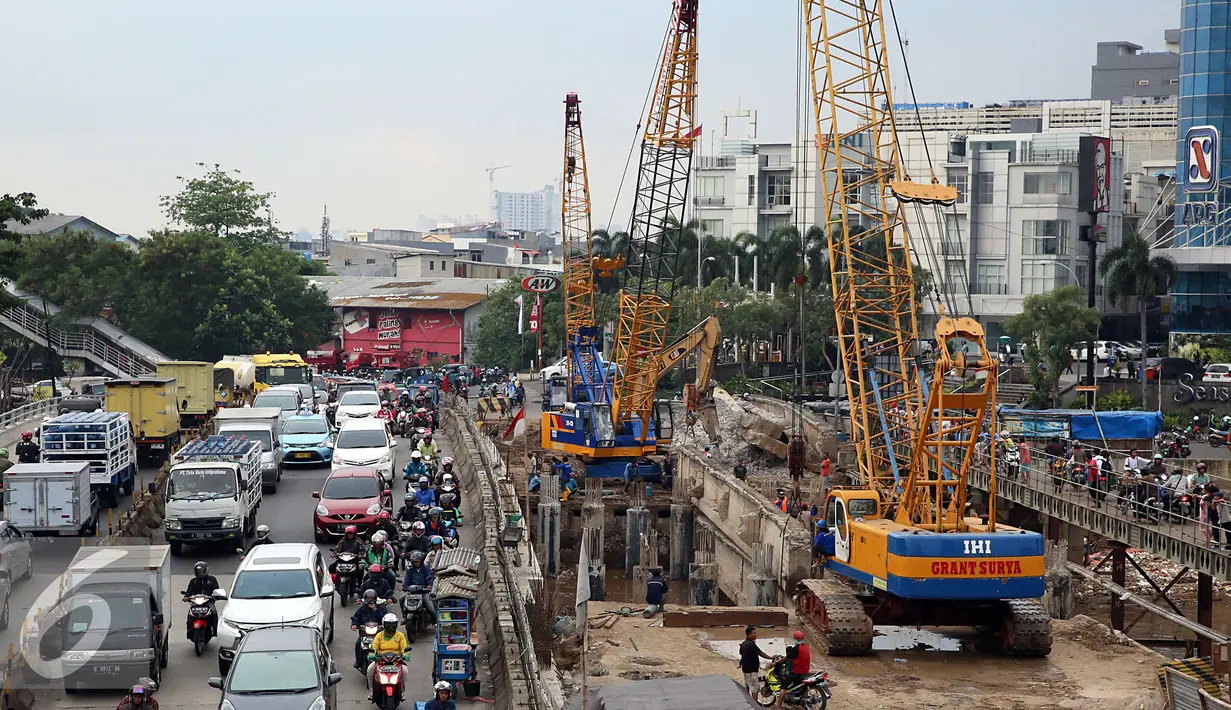 Sejumlah alat berat diturunkan untuk membantu proses pembongkaran Jembatan Velbak di Jalan Latumenten, Jakarta Barat, Rabu (9/11). (Liputan6.com/Johan Tallo)