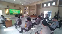 Puluhan anggota polres Tasikmalaya, Jawa Barat sebelum mengikuti lomba murotal quran dalam rangkaian HUT ke-75 Bhayangkara tahun 2021. (Liputan6.com/Jayadi Supriadin)
