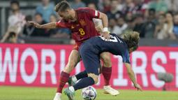Gelandang Timnas Spanyol, Fabian Ruiz (kiri) berebut bola dengan gelandang Timnas Kroasia, Luka Modric pada laga final UEFA Nations League 2022/2023 di De Kuip Stadium, Rotterdam, Senin (19/6/2023) dini hari WIB. (AP Photo/Peter Dejong)