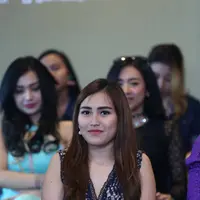 Ayu Ting Ting merintis ketenarannya menjadi seorang penyanyi dangdut Indonesia membutuhkan perjuangan yang sangat keras. Tak menyerah, Ayu melakukan semuanya dengan sepenuh hati. (Nurwahyunan/Bintang.com)