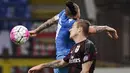 Pemain AC Milan Juraj Kucka duel udara dengan pemain Napoli Marek Hamsik  dalam lanjutan Liga Seri A di San Siro Stadium, Milan, Senin (05/10/2015). Milah kalah 0-4 dari Napoli. (REUTERS/Giorgio Perottino)