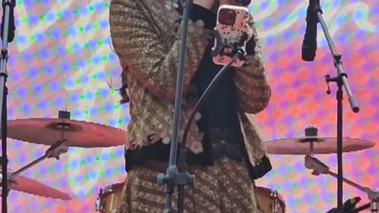 Artis muda Indonesia Aquene Aziz Djorghi, yang didampingi kedua orangtua yakni Sultan Djorghi dan Annisa Tri Hapsari, tampil menyanyikan sejumlah lagu debutnya. Dokumentasi: KBRI Seoul