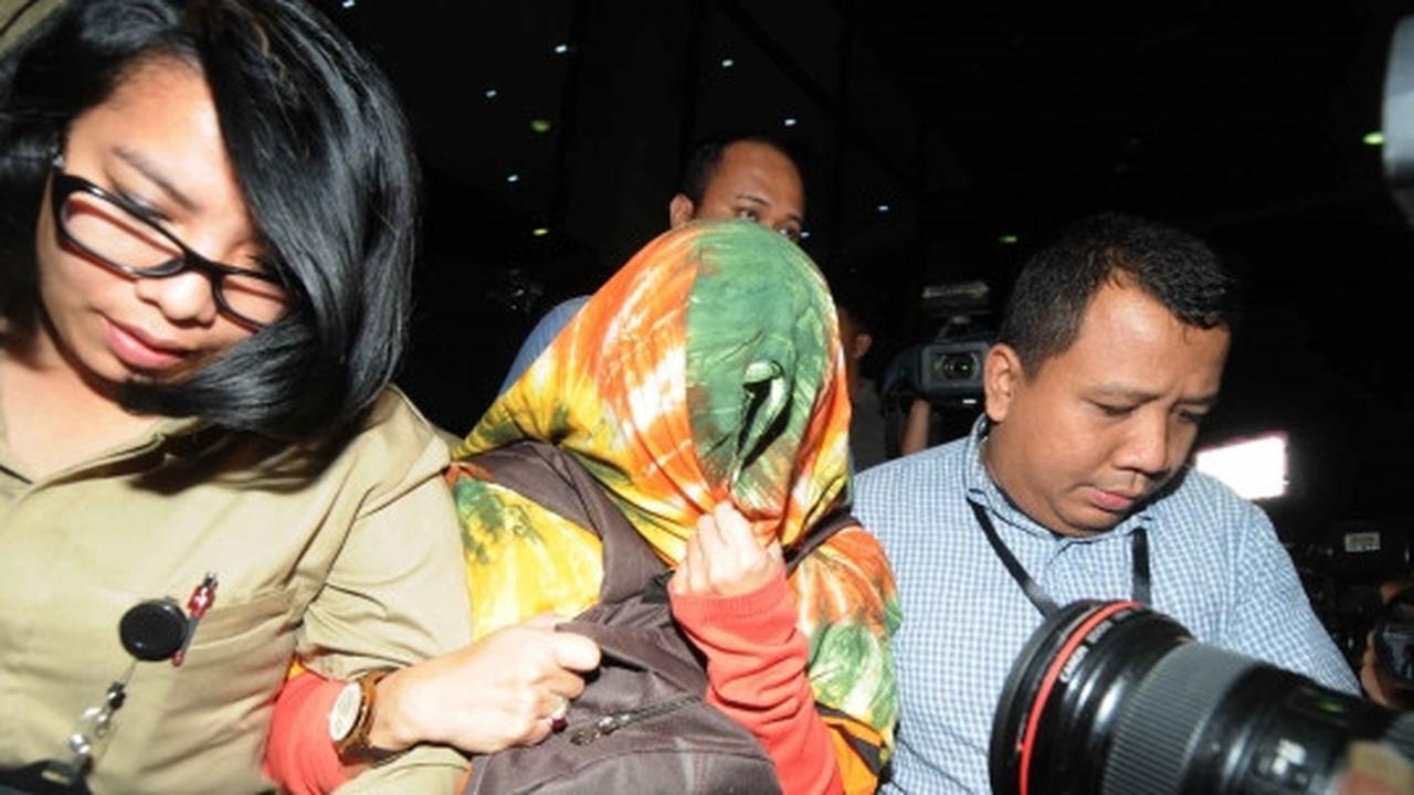 Usai diperiksa KPK, penyuap Dewie Yasin enggan tunjukkan muka