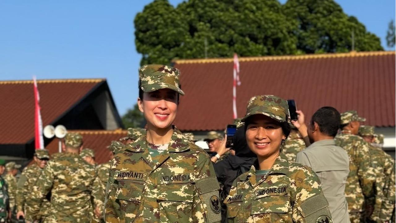 Cantiknya Menpar Widiyanti Wardhana Pakai Baju Loreng Komcad saat Digembleng Prabowo di Akmil Magelang