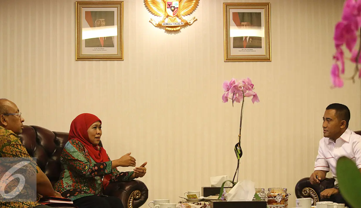 Menteri Sosial Khofifah Indar Parawansa berdialog dengan Kepala Densus 88 Eddy Hartono saat melakukan pertemuan di ruang kerja Kemensos, Jakarta, Selasa (31/1). (Liputan6.com/Helmi Affandi)