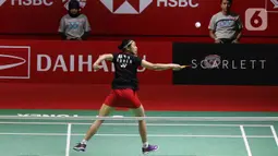 Pebulu tangkis tunggal putri Korea Selatan, An Se Young mengembalikan kok ke arah Carolina Marin dari Spanyol pada laga final Indonesia Masters 2023 di Istora Senayan, Jakarta, Minggu (29/1/2023). An Se Young berhasil menjadi juara di nomor tunggal putri Indonesia Masters 2023 usai mengalahkan Carolina Marin di final dengan skor 18-21, 21-18, dan 21-13. (Liputan6.com/Herman Zakharia)