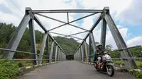 Jembatan Kali Keruh, penghubung Kecamatan Kandangserang di Kabupaten Pekalongan dan Kecamatan Watukumpul di Kabupaten Pemalang.
