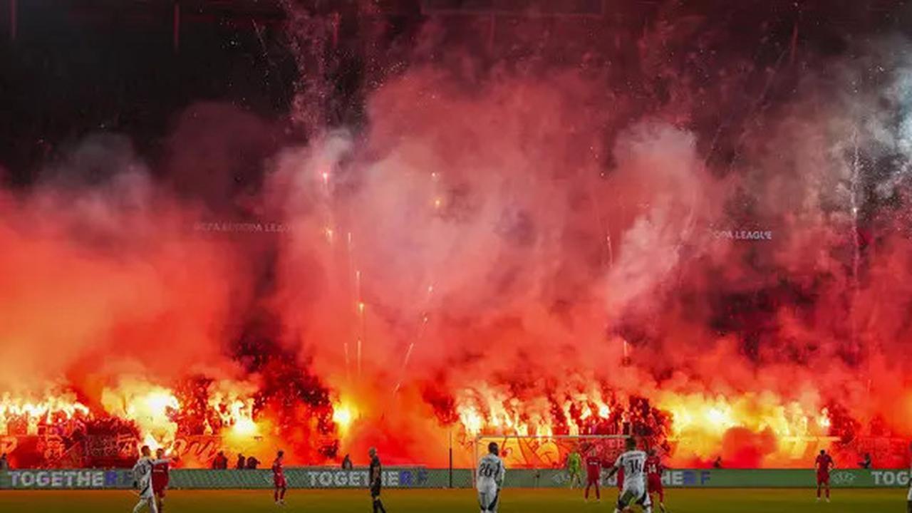 FOTO: Menyala! Aksi Suporter Mees Hilgers dkk Bikin Pyro Show Menakjubkan saat FC Twente Jamu Besiktas