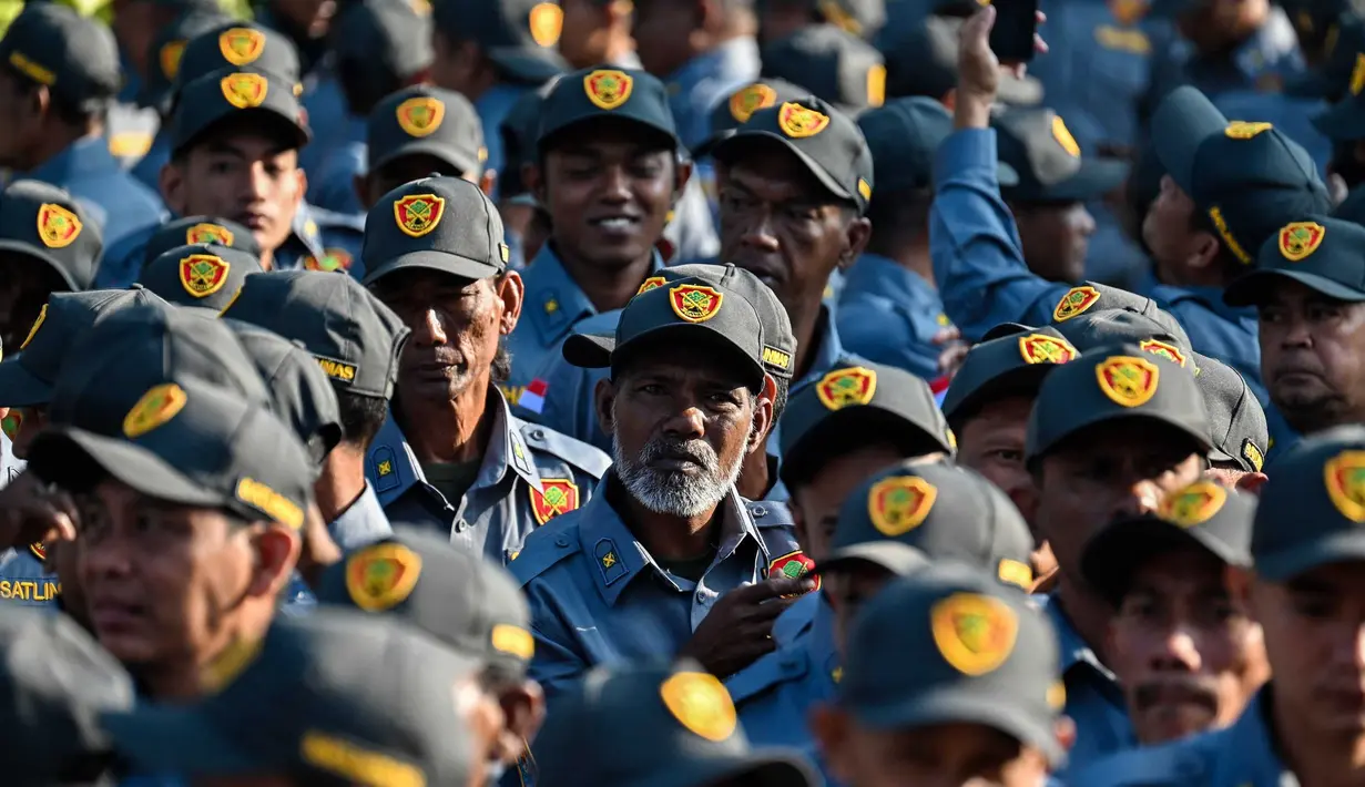 Saat pelaksanaan pemilihan umum (Pemilu), anggota Linmas bertugas menjaga ketertiban dan keamanan di lokasi Tempat Pemungutan Suara (TPS). (CHAIDEER MAHYUDDIN/AFP)