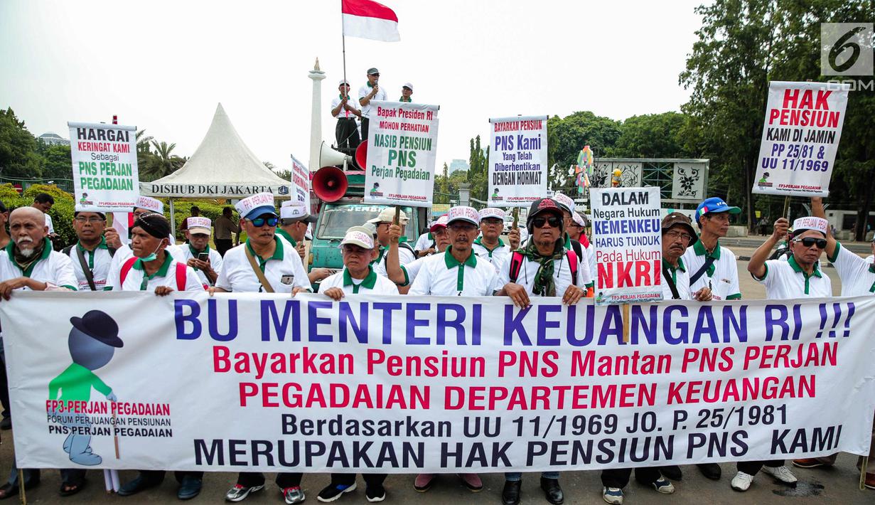 Massa yang tergabung dalam FP3PP membentangkan spanduk saat menggelar aksi di depan Istana Negara, Jakarta, Rabu (25/10). Mereka menuntut pemerintah membayarkan pensiunan PNS Mantan PNS Perjan Pegadaian Depkeu. (Liputan6.com/Faizal Fanani)