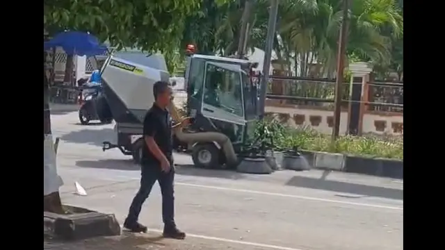 Mobil penyapu jalan di Tuban