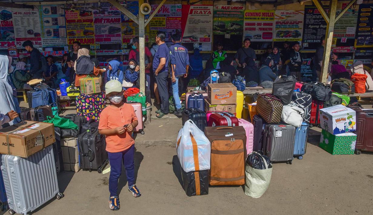 Untuk mendukung kelancaran arus mudik, pemerintah melalui Kementerian Perhubungan telah menyiapkan berbagai moda transportasi yang terdiri atas 31.000 unit bus, 840 kapal laut, 254 kapal penyeberangan, 372 pesawat udara, serta 3.687 unit sarana kereta api. Tampak dalam foto, para calon penumpang menunggu waktu keberangkatan di Agen Bus Pondok Pinang, Jakarta Selatan, Sabtu (14/3/2026). (merdeka.com/Arie Basuki)