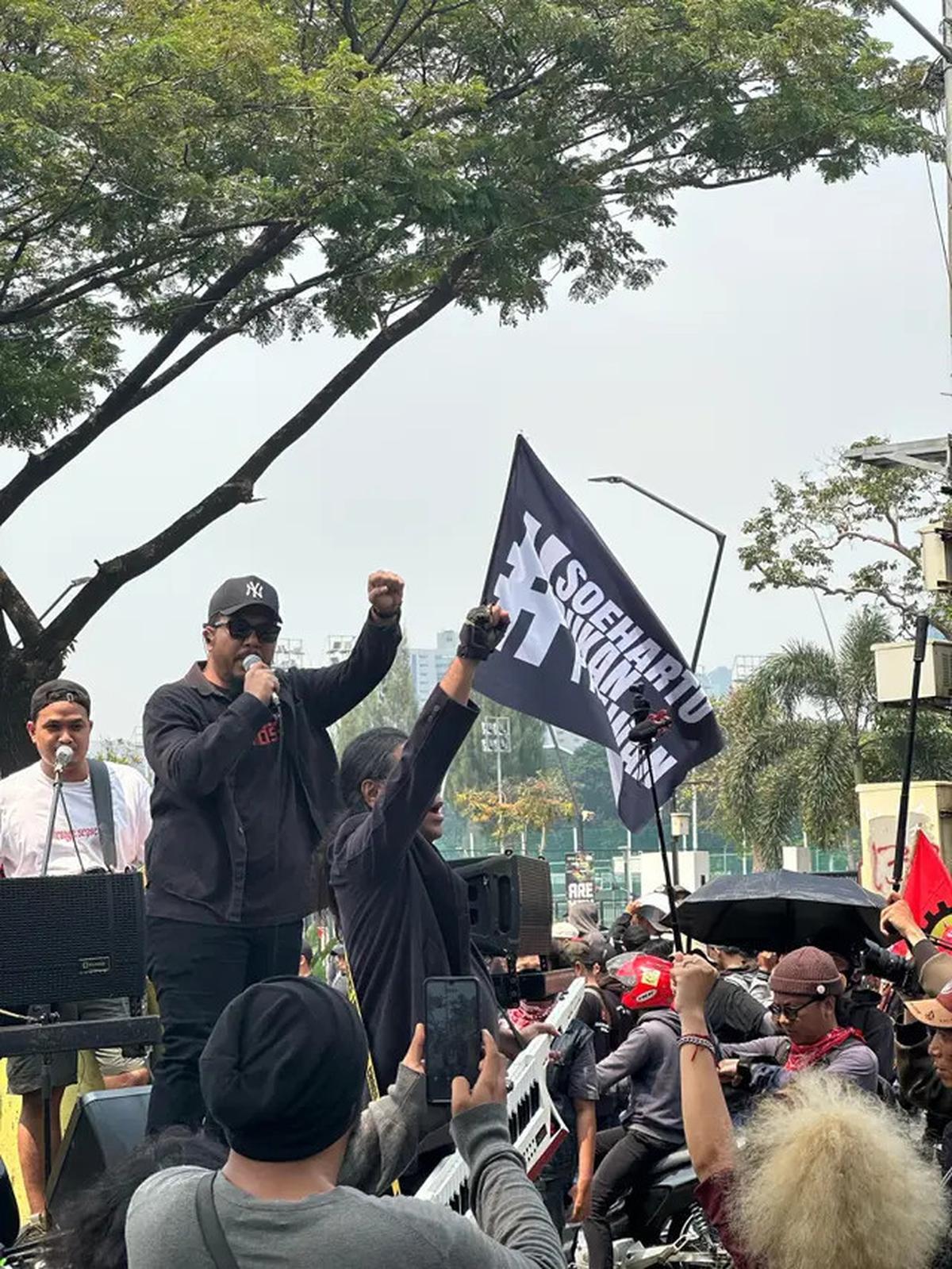 4 Potret Band Methosa Turun ke Jalan Dukung May Day, Sebut Hari Buruh 2025 Bernuansa Magis